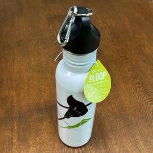 NWOT 25oz Stainless Steel Water Bottle 💯% BPA free. Durable, dishwasher safe.